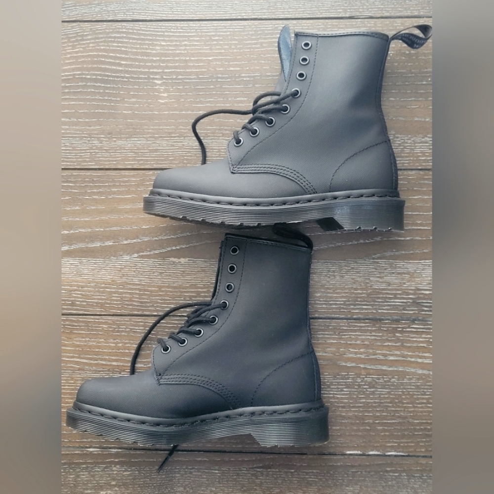 DR. MARTENS 'The Original' 1460 Ajax black leather unisex combat boots